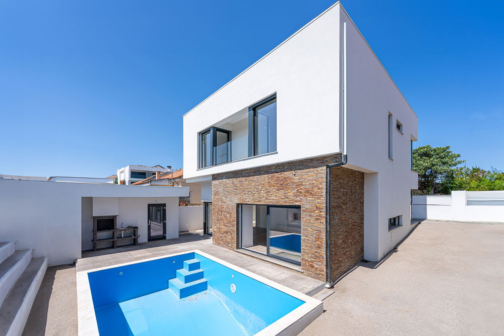 4 BEDROOM VILLA IN CHARNECA DA CAPARICA 889690115