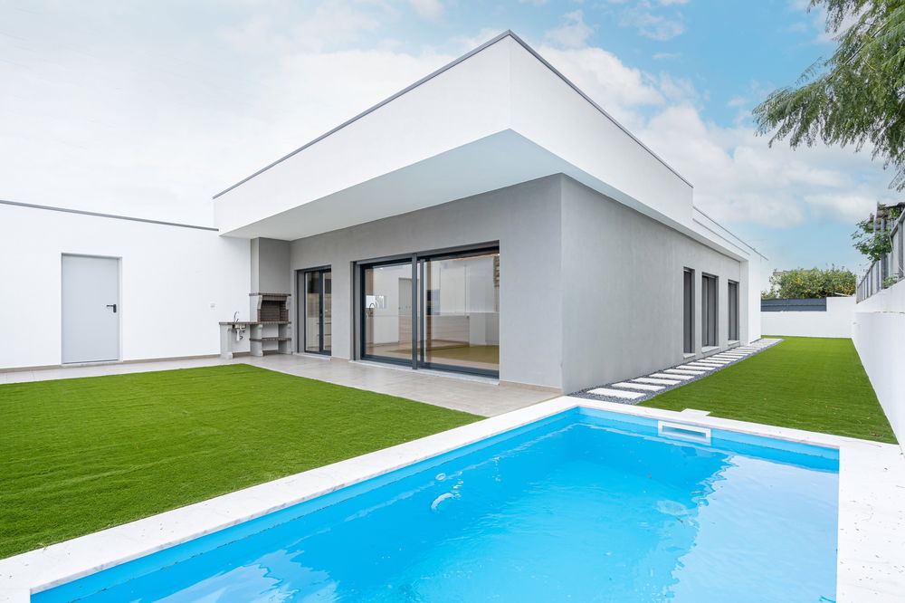 4 BEDROOM VILLA IN THE CENTRE OF FERNÃO FERRO WITH SWIMMING POOL 3217180488