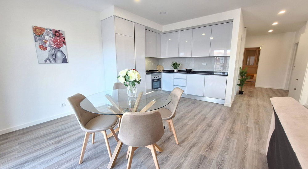 3 BEDROOM FLAT COMPLETELY REFURBISHED, EQUIPPED AND FURNISHED IN CARNIDE – LISBON 2037394059