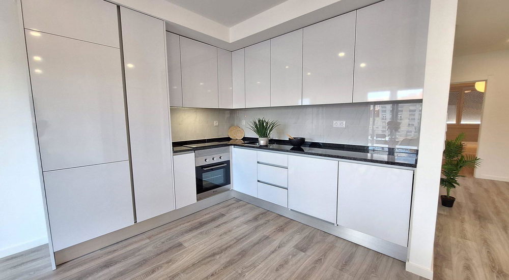3 BEDROOM FLAT COMPLETELY REFURBISHED, EQUIPPED AND FURNISHED IN CARNIDE – LISBON 2037394059