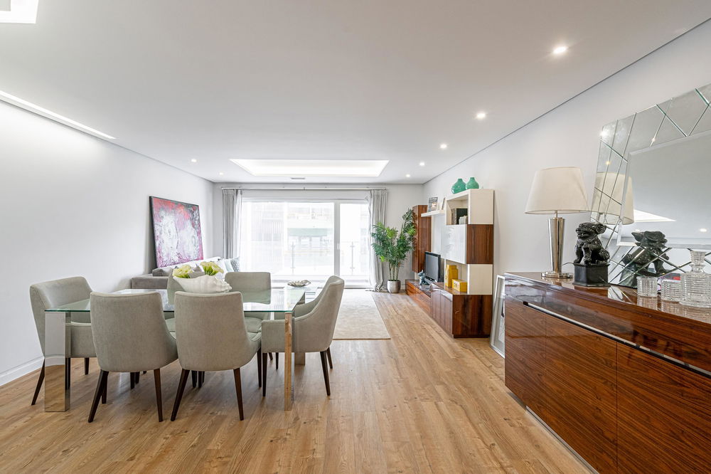 3 BEDROOM FLAT ON THE WALL 2133004742