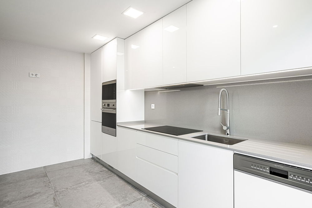 3 BEDROOM FLAT ON THE WALL 2133004742