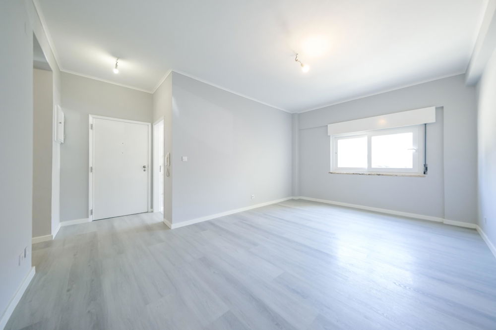 FULLY REFURBISHED 3 BEDROOM FLAT IN LOURES 1000642239