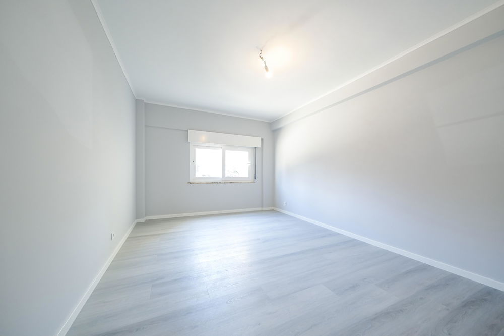 FULLY REFURBISHED 3 BEDROOM FLAT IN LOURES 1000642239