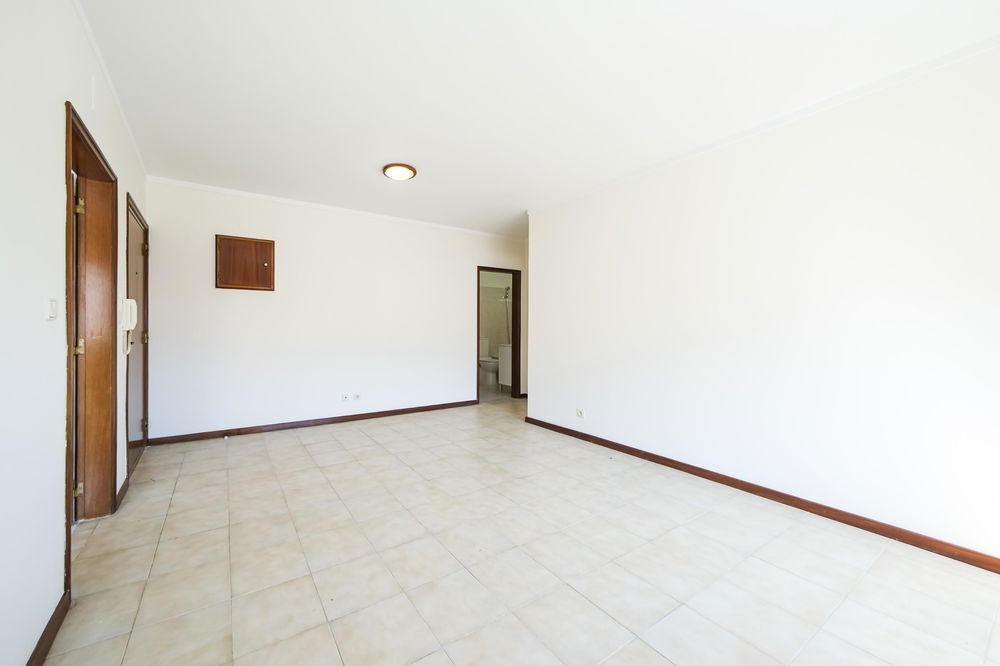 REFURBISHED 1 BEDROOM FLAT IN LOURES 1988916436