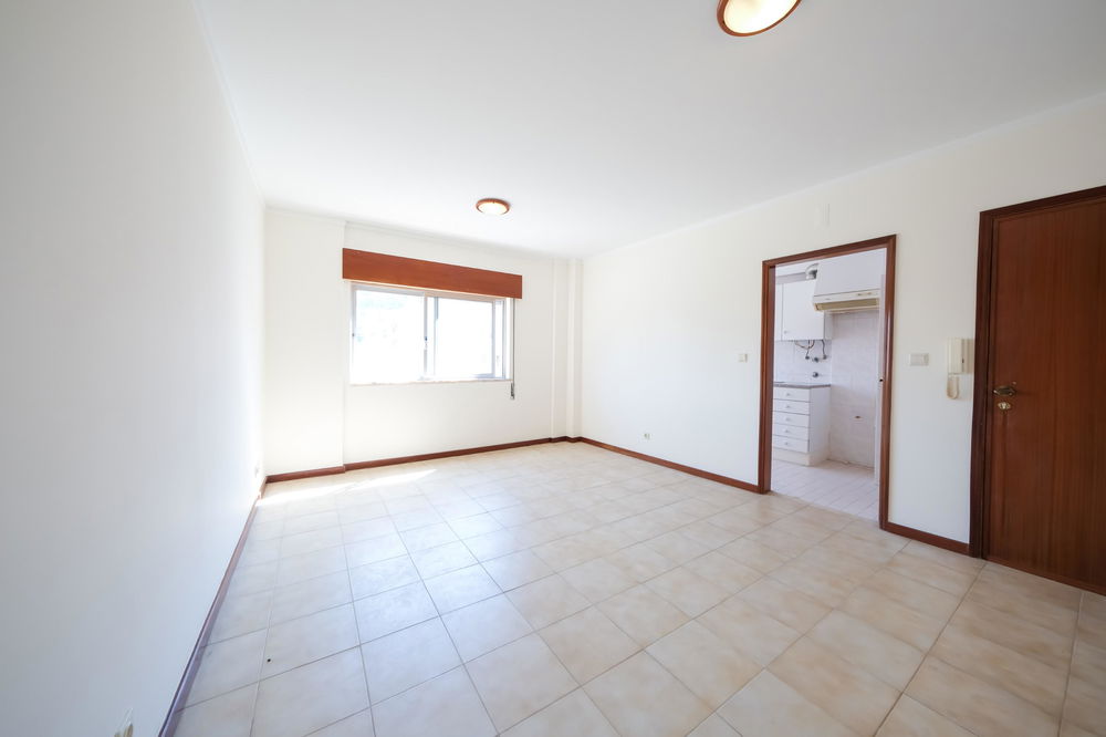 REFURBISHED 1 BEDROOM FLAT IN LOURES 1988916436