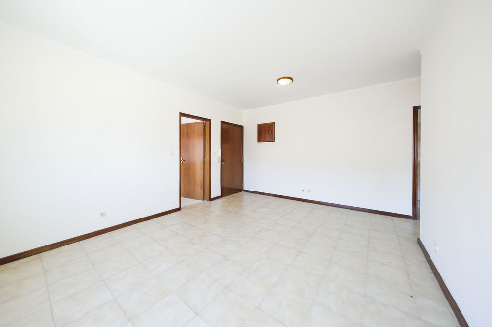 REFURBISHED 1 BEDROOM FLAT IN LOURES 1988916436