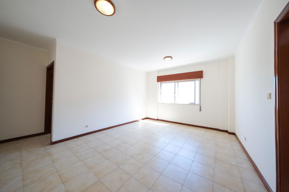 REFURBISHED 1 BEDROOM FLAT IN LOURES 1988916436