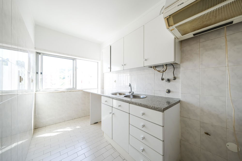 REFURBISHED 1 BEDROOM FLAT IN LOURES 1988916436