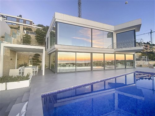 dreams come true in this luxury villa 1044581594