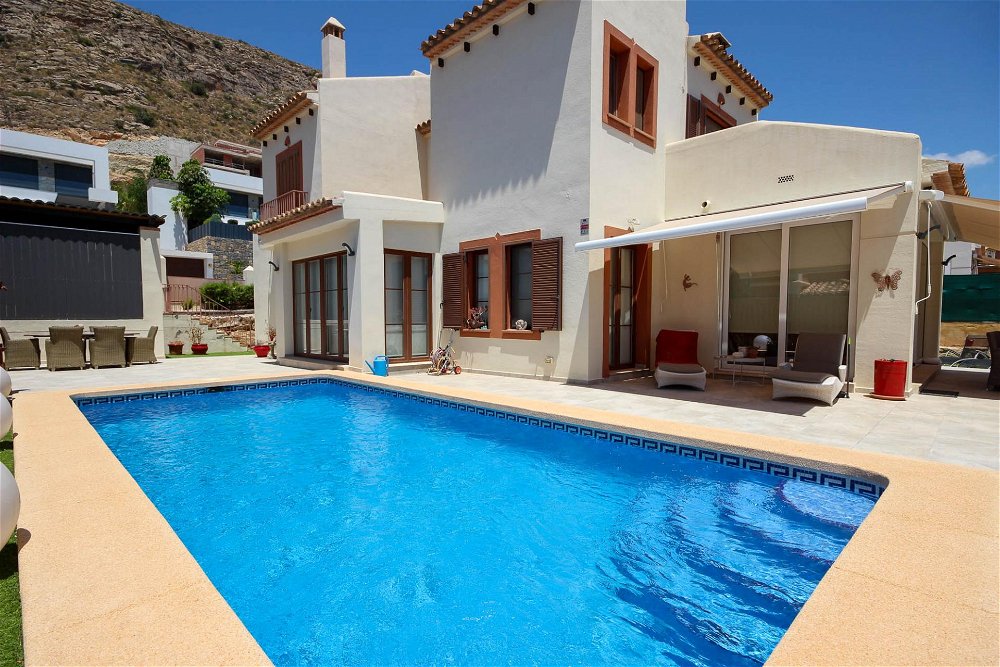 superb villa for sale in sierra cortina 3117793185