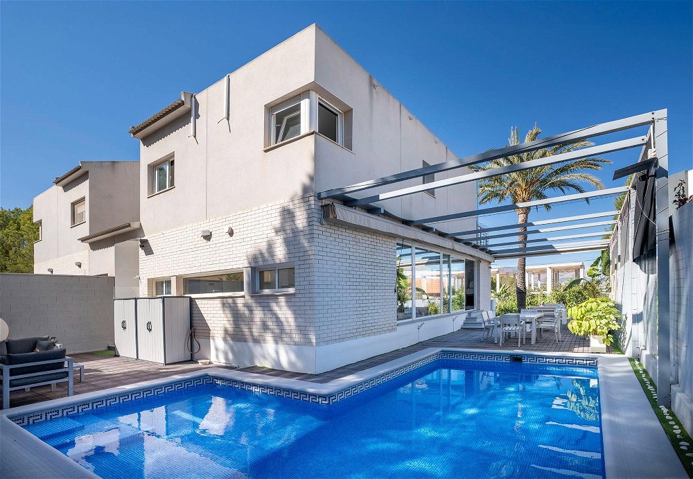* modern 240m2 villa, three bedrooms, pool and garage in albir* 697707465