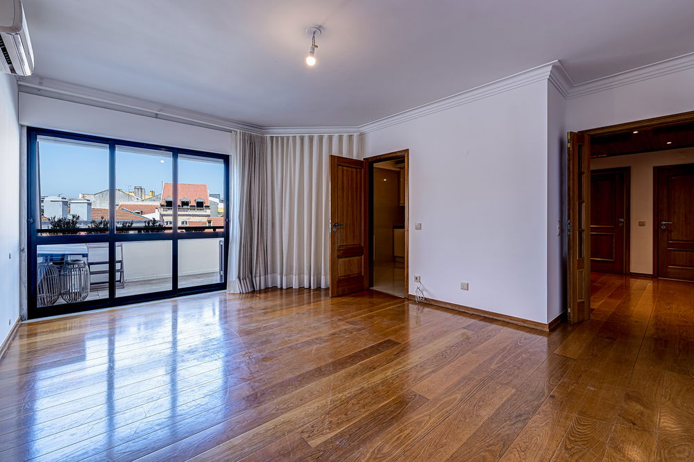 2 bedroom apartment with balcony and 2 parking spaces in Lisbon 2619949672