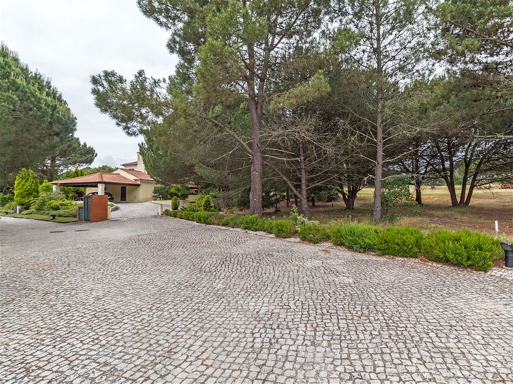 Luxury Villa situated in Golf Resort Quinta do Peru, providing enormous privacy and quiet, amazing views over serra da Arrábida, excellent property with water heated outdoor swimming pool and surrounding garden. 4282971784