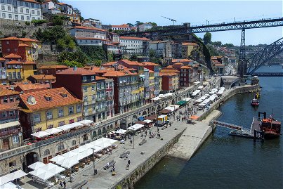 Building in Ribeira do Porto in front of the Douro River 1461099170