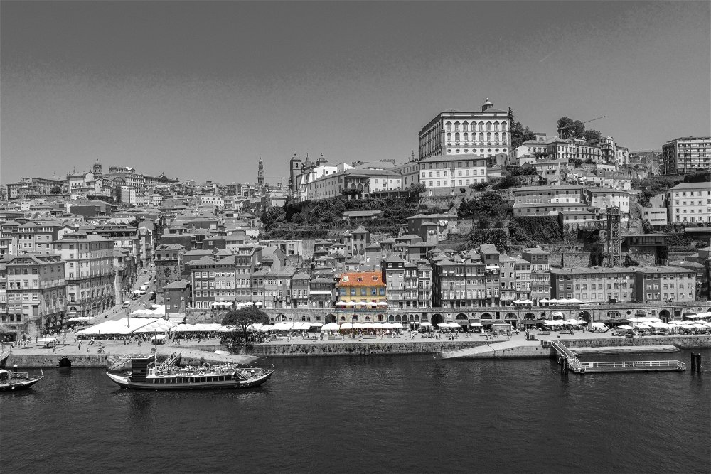 Building in Ribeira do Porto in front of the Douro River 1461099170