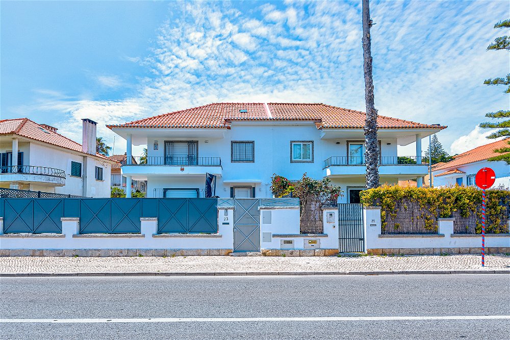 Renovated 5 bedroom villa with excellent sun exposure, in Caxias 2239208560