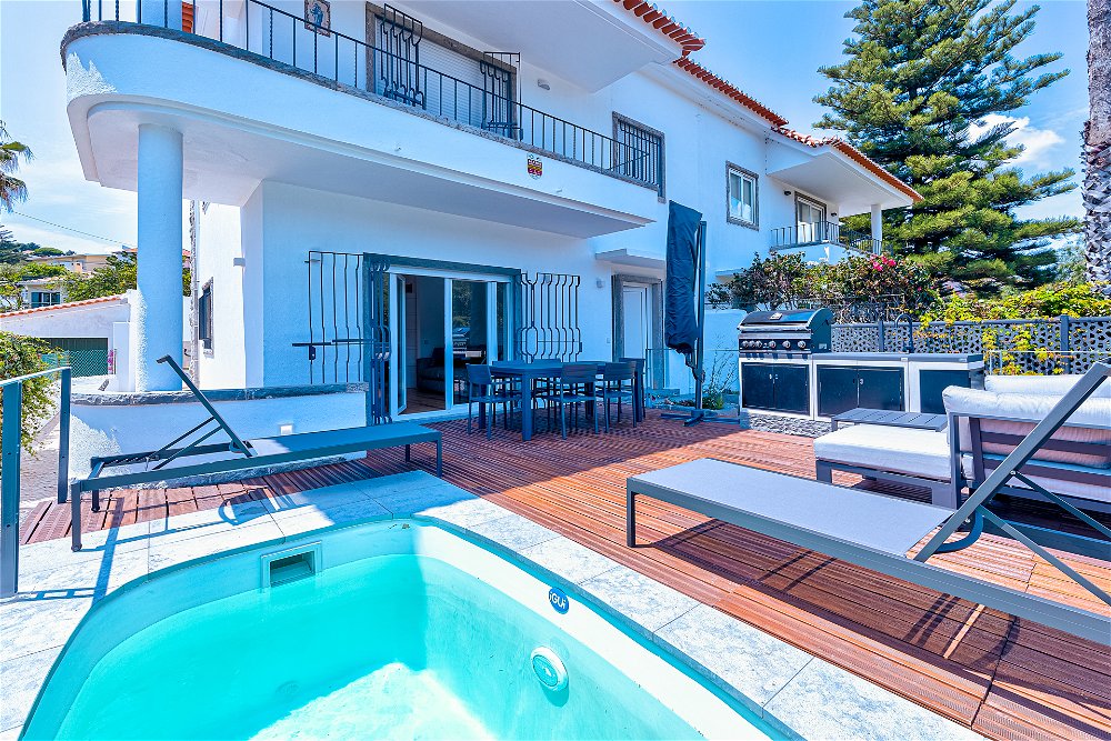 Renovated 5 bedroom villa with excellent sun exposure, in Caxias 2239208560