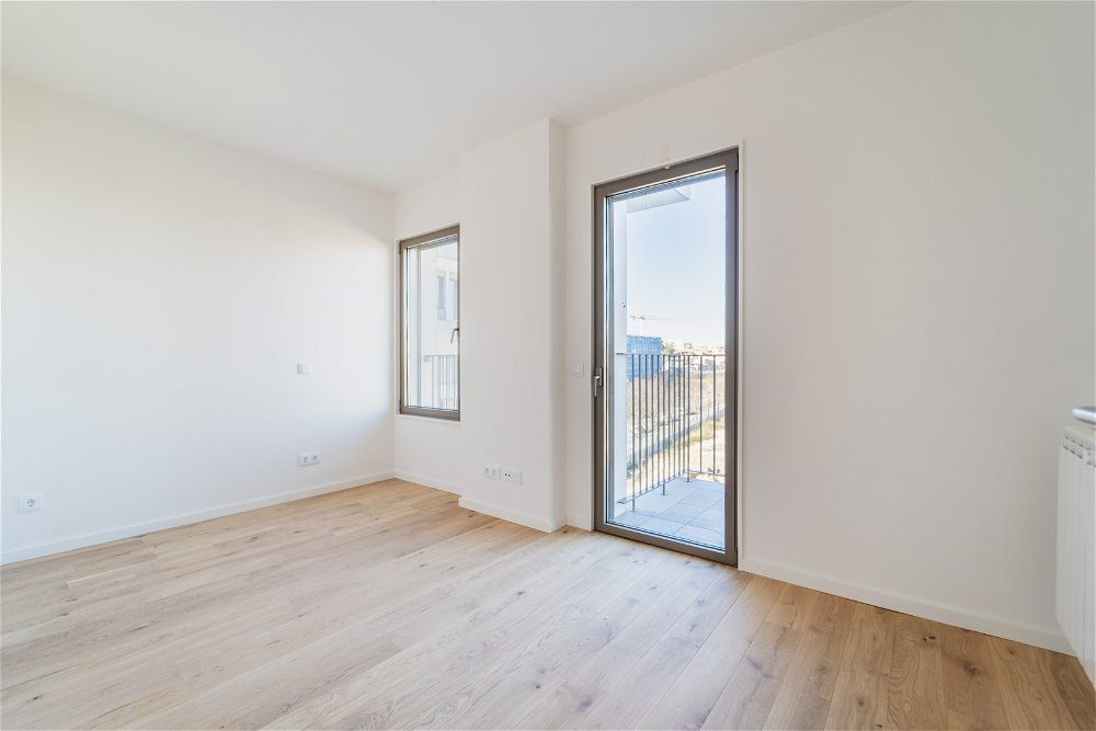 1 bedroom apartment in Porto with balcony and parking space 2385960675