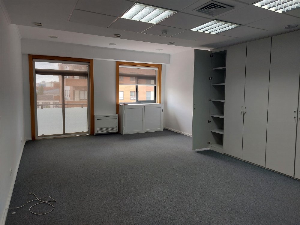 Office with 2 parking spaces next to the Cabo Ruivo metro 3061365337