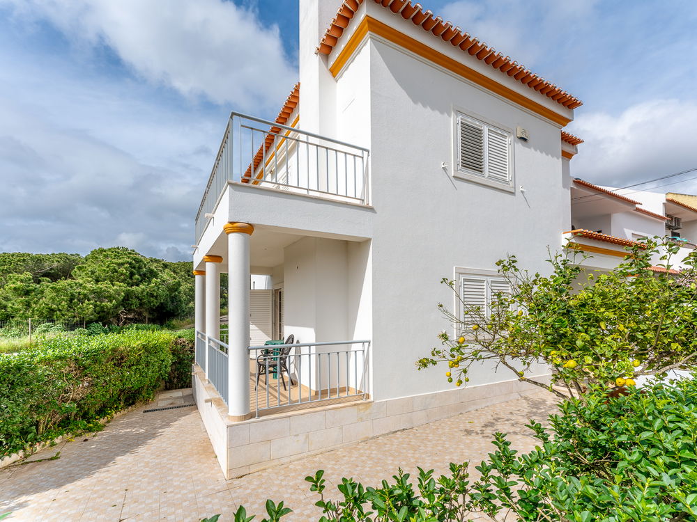 3 bedroom villa just a few minutes from the beach, located in Charneca da Caparica 3547356470