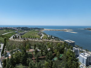 4 bedrooms apartment with outdoor area. next to the Douro Marina 3682853985