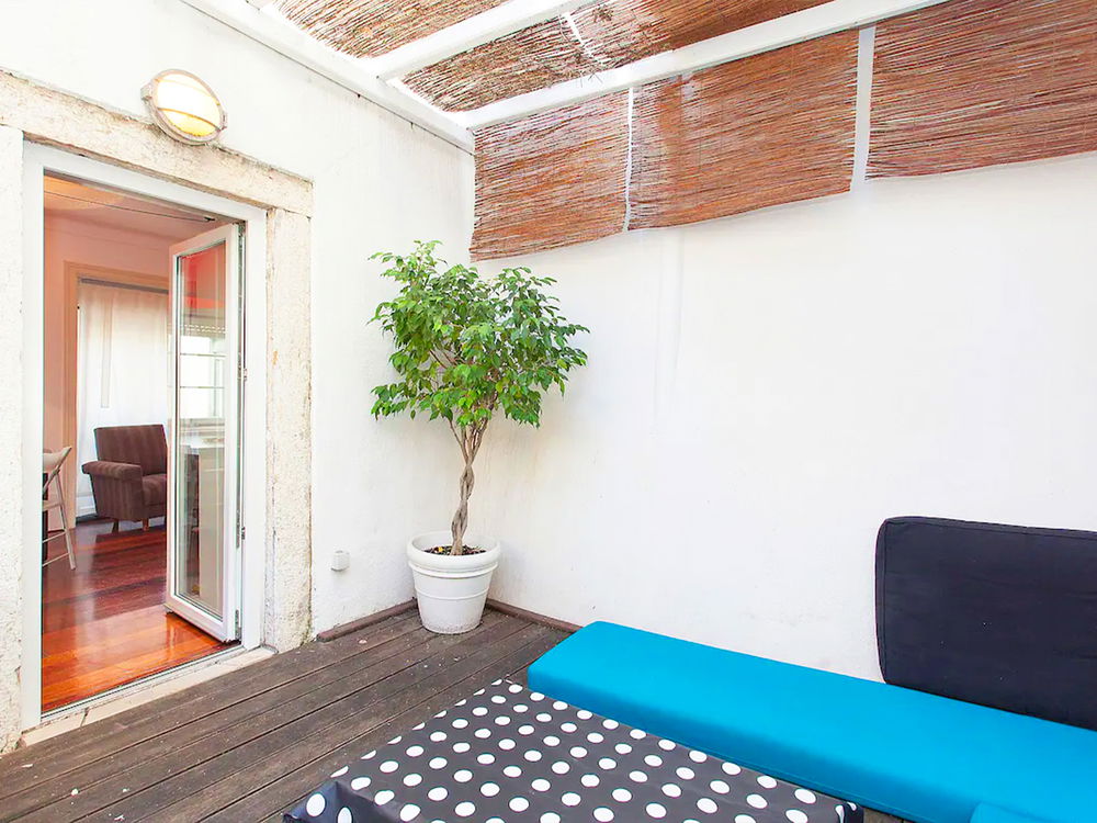 3 bedroom flat with terrace in the historic centre of Lisbon, a stone’s throw from Chiado 2363663832