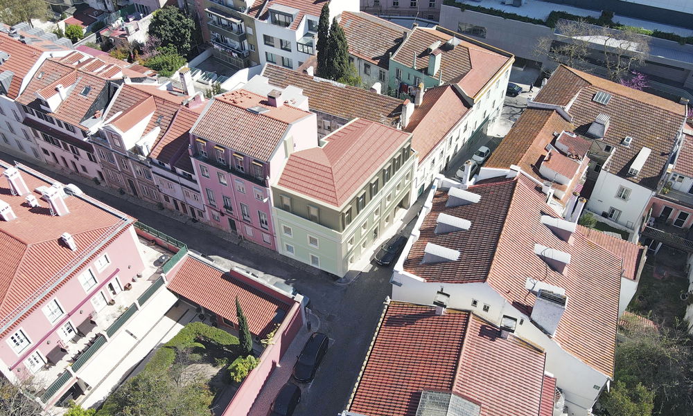 Three-storey villa located in Estrela, Lisbon 3395855477