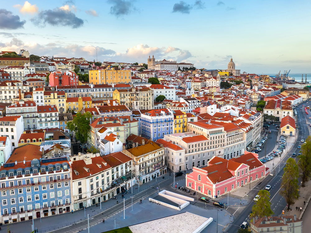 Development shop next to the Castle of São Jorge, Lisbon 697383066