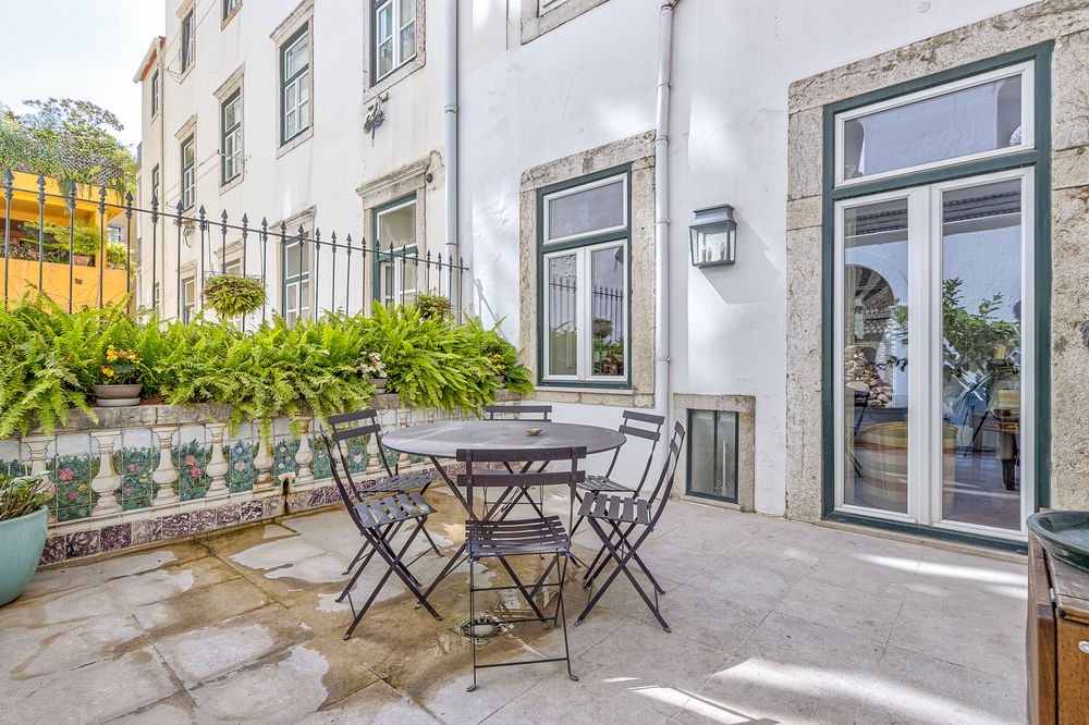 3 bedroom duplex flat, with patio, next to Lisbon Cathedral 129684270