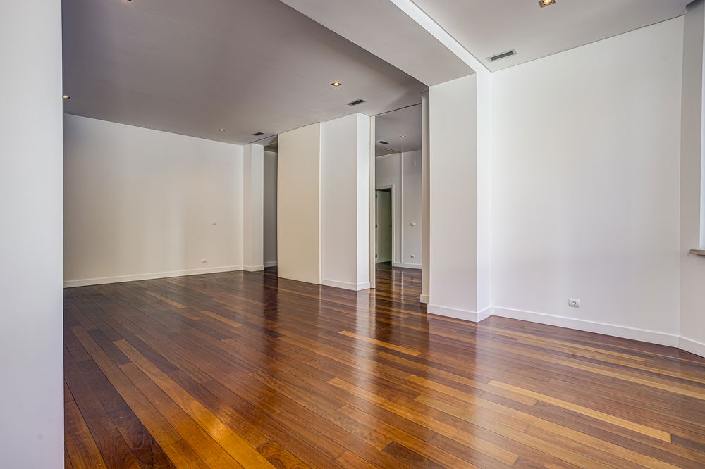 Spacious 4 bedroom apartment next to Parque Eduardo VII. 2234670234