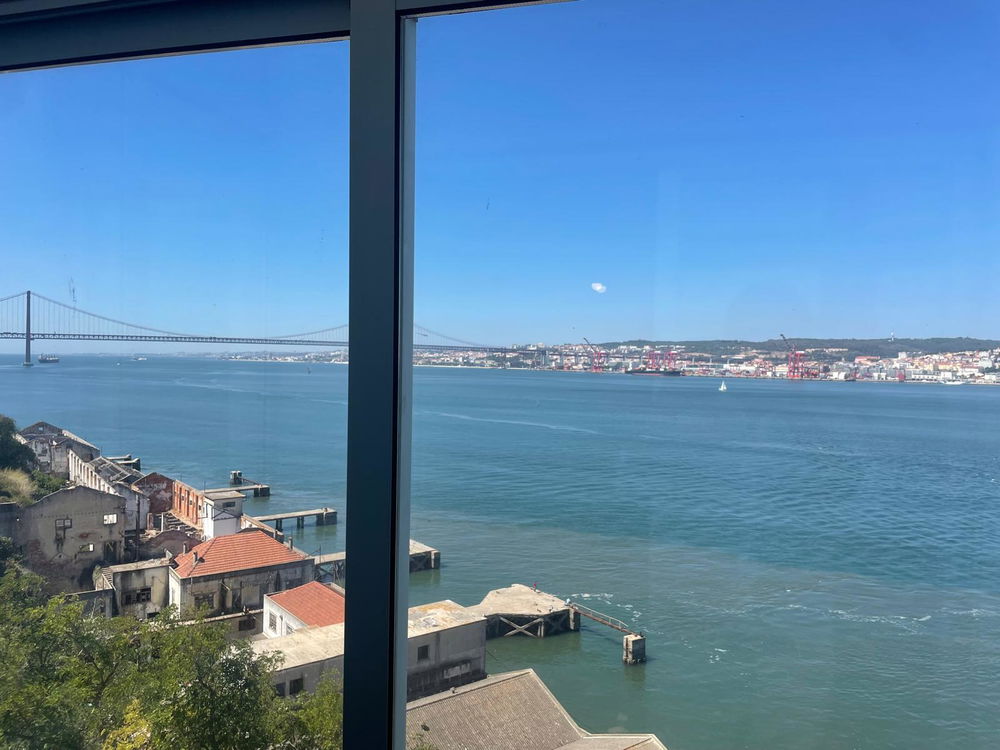 2 bedroom flat with river and Lisbon views. Ideal for Investment! 1454981224