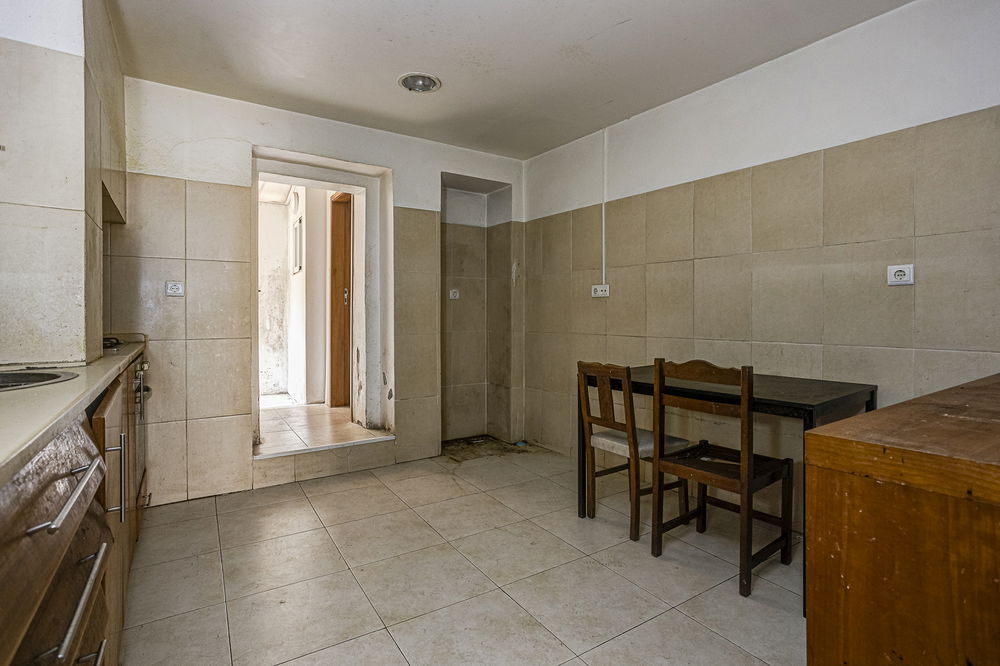 2 bedroom flat with balcony for refurbishment, located in Arroios, Lisbon 682070566