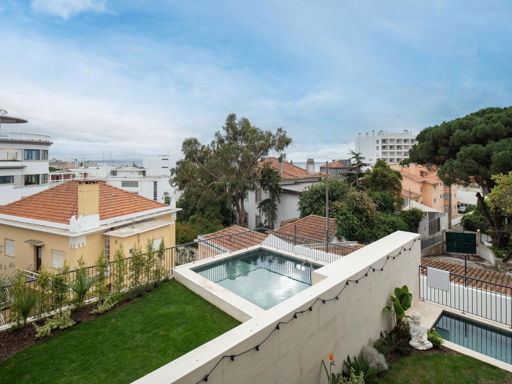 4 bedroom flat with balcony and parking in Estoril 2592476231