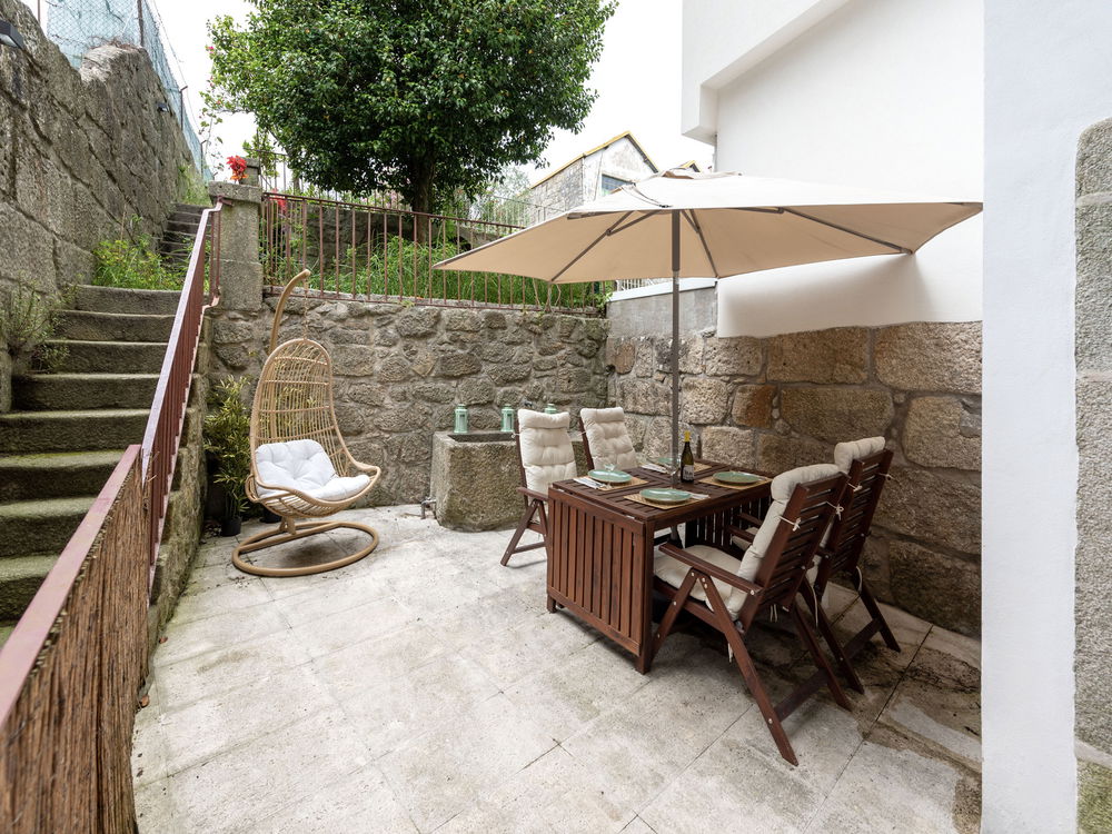 1+1 bedroom flat with terrace and AL license, in the centre of Porto 1465125463