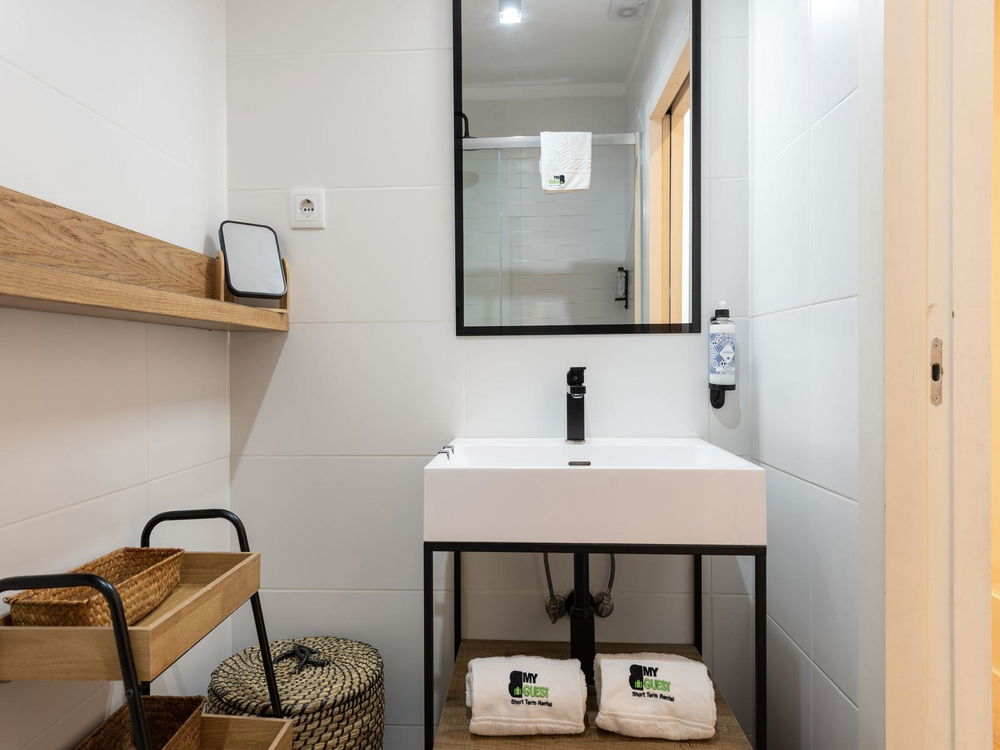 1+1 bedroom flat with terrace and AL license, in the centre of Porto 1465125463