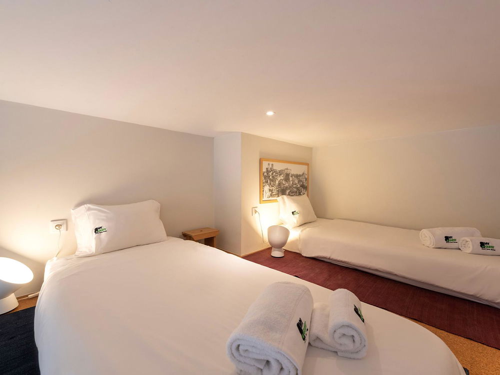 1+1 bedroom flat with terrace and AL license, in the centre of Porto 1465125463
