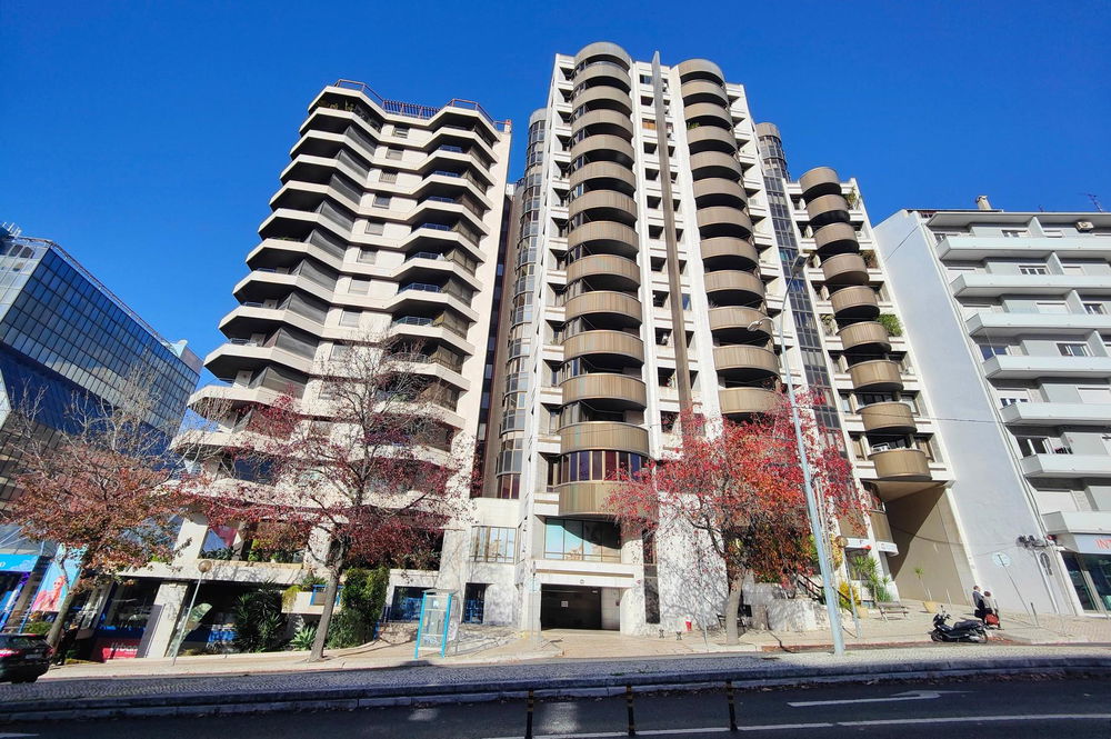 4 bedroom flat with 330m2 in Via Veneto Building on Av. John XXI in Lisbon 3805150111