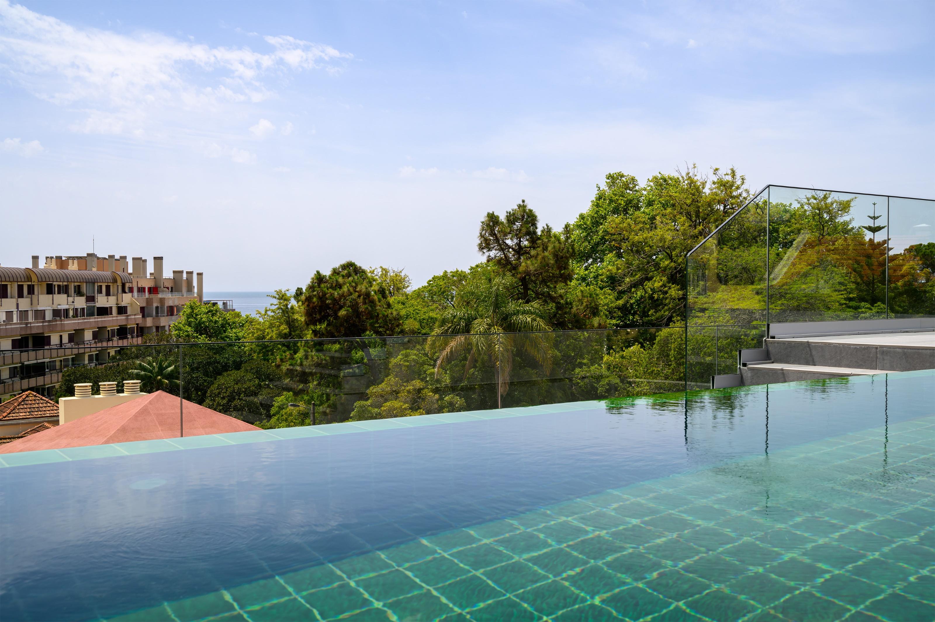 5 bedroom duplex flat with private pool in Estoril next to the Casino