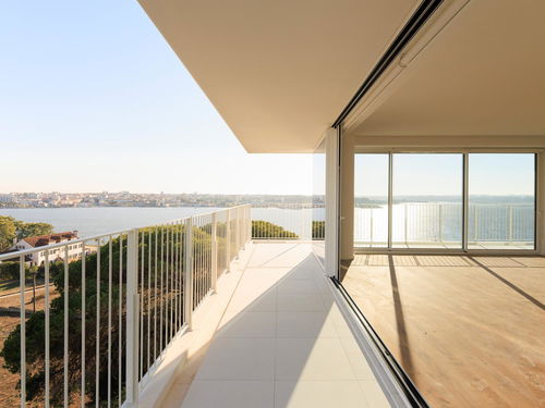 3 bedroom flat with balcony in new development in Seixal 3558426915