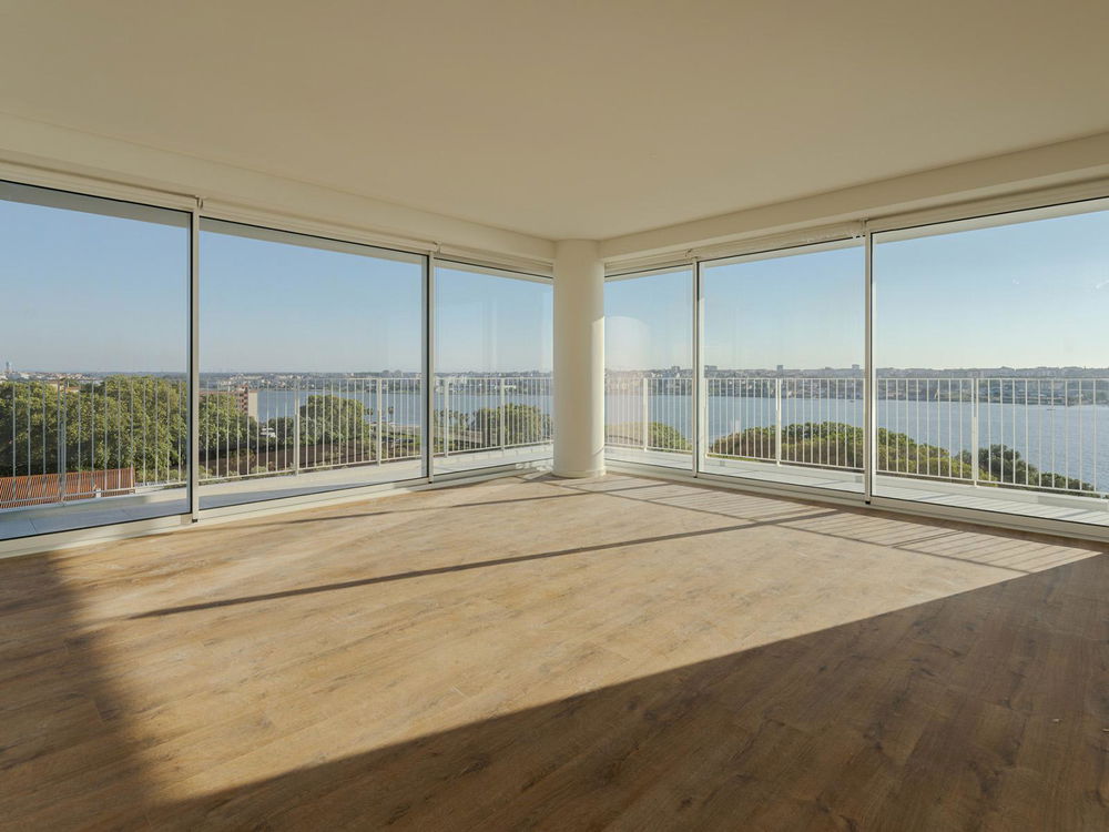 3 bedroom flat with balcony in new development in Seixal 1513560519