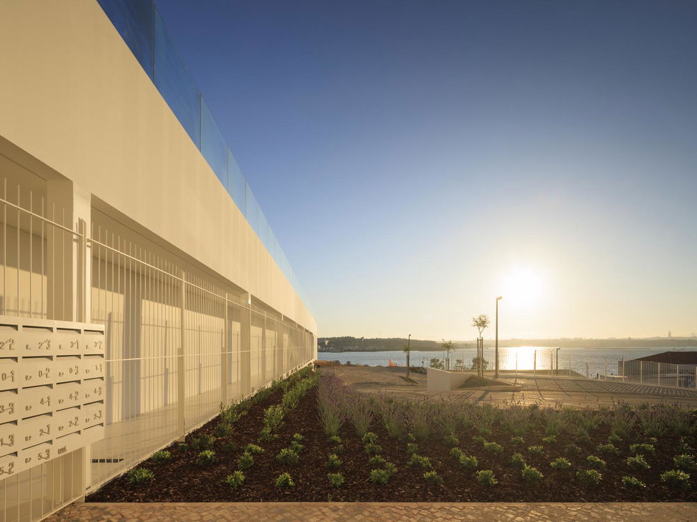 3 bedroom flat with balcony in new development in Seixal 1513560519