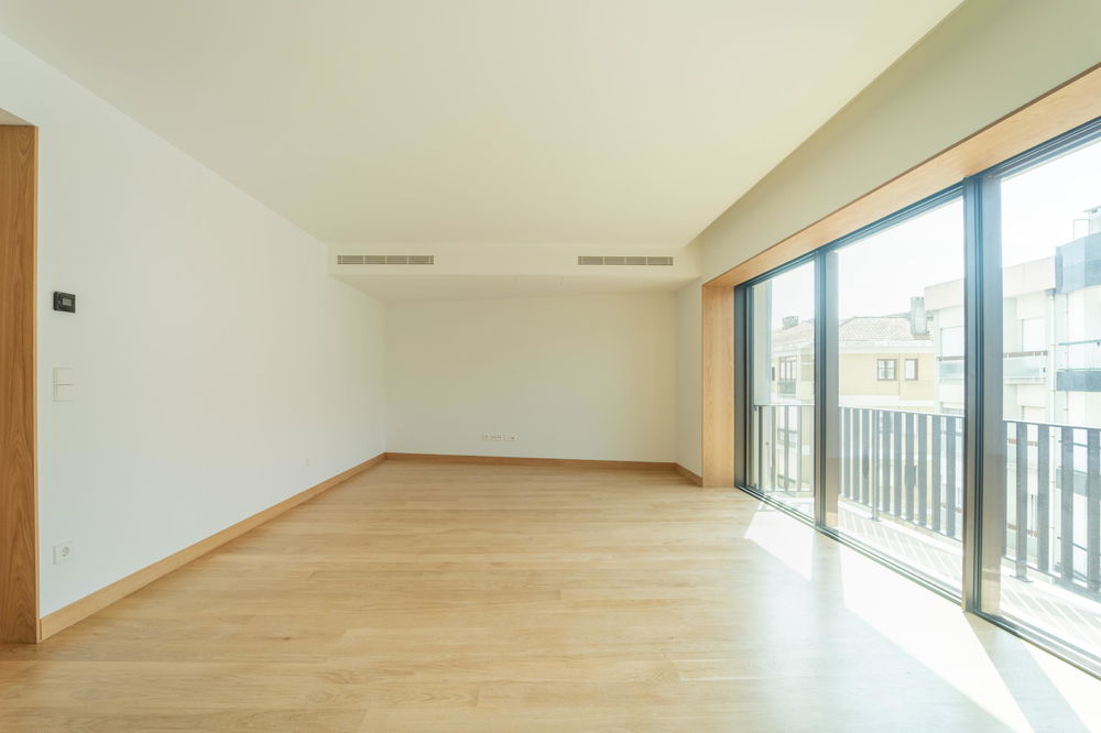 3 bedroom duplex flat with balcony and garage in a new development in Porto 1699730968
