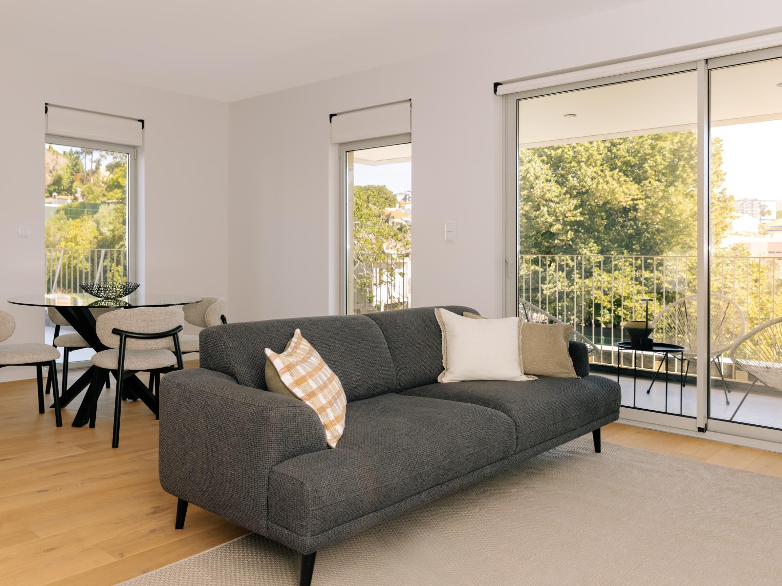 3 bedroom flat with balcony and garden in the Elements condominium