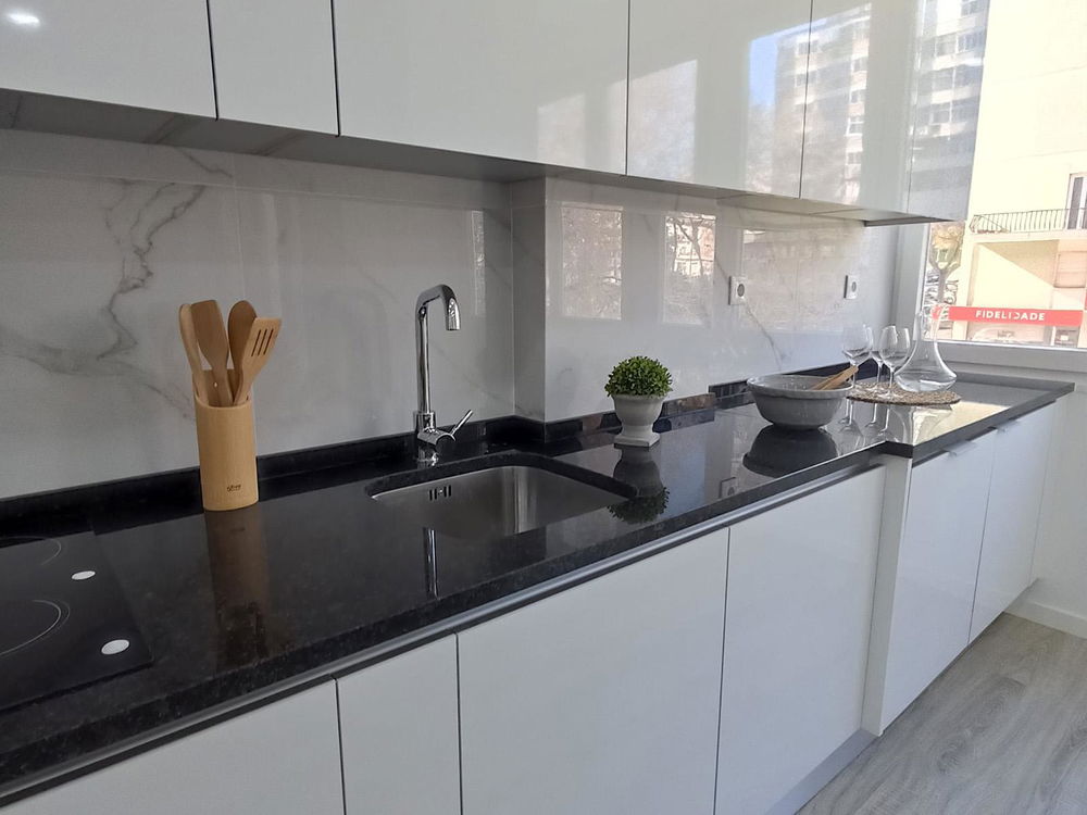 Refurbished 3 bedroom flat next to the Benfica market 1377816335