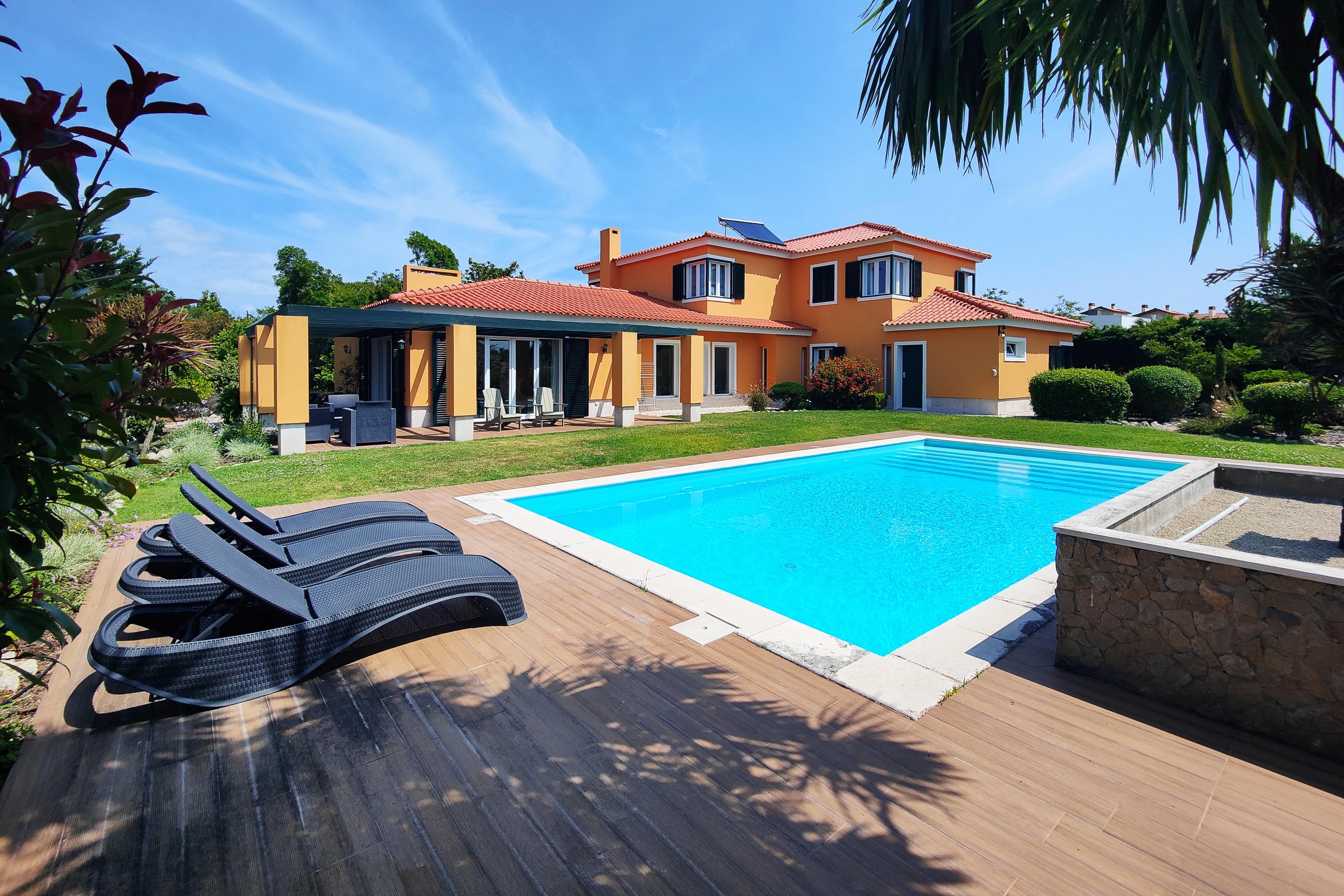 6 bedroom villa with swimming pool in the Belas Clube de Campo Condominium