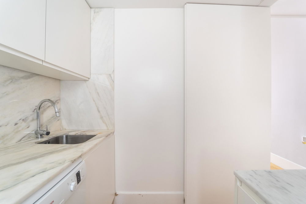 1 bedroom flat with balcony in downtown Porto 1764117089