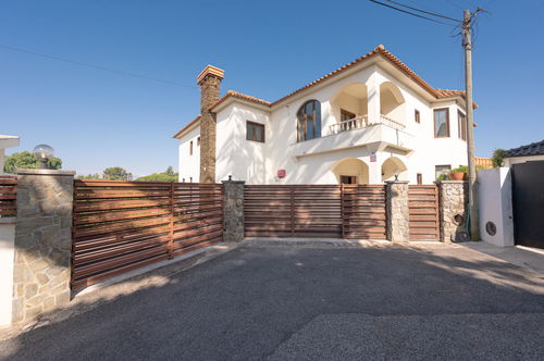 5+1 bedroom villa with heated pool and garden 288402227