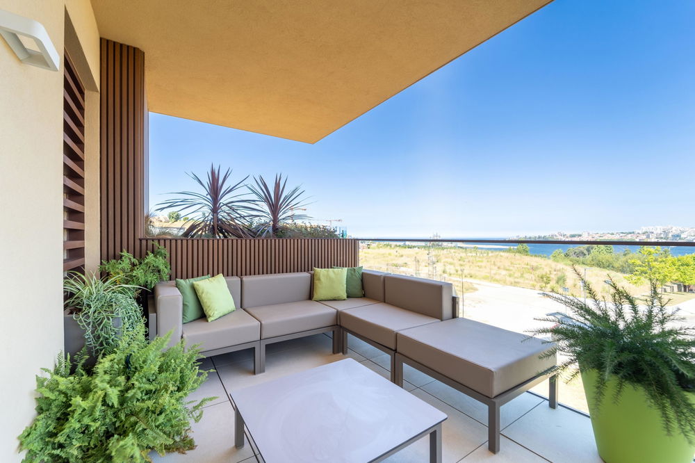 5 bedroom flat with balcony in Vila Nova de Gaia 974557182