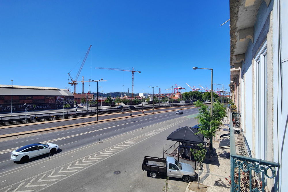 2 bedroom flat to remodel on Avenida 24 de Julho 833843492